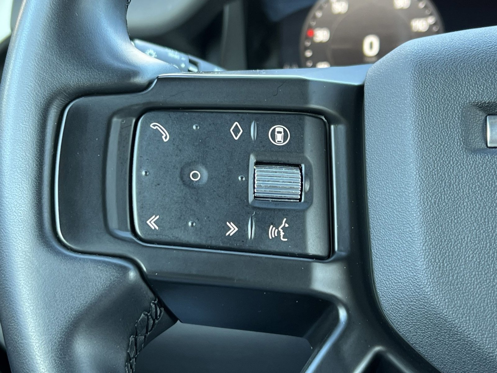 Used 2024 Land Rover Defender 110 SE image 28