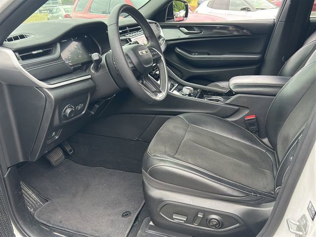 Used 2023 Jeep Grand Cherokee Altitude AWD/4WD image 14