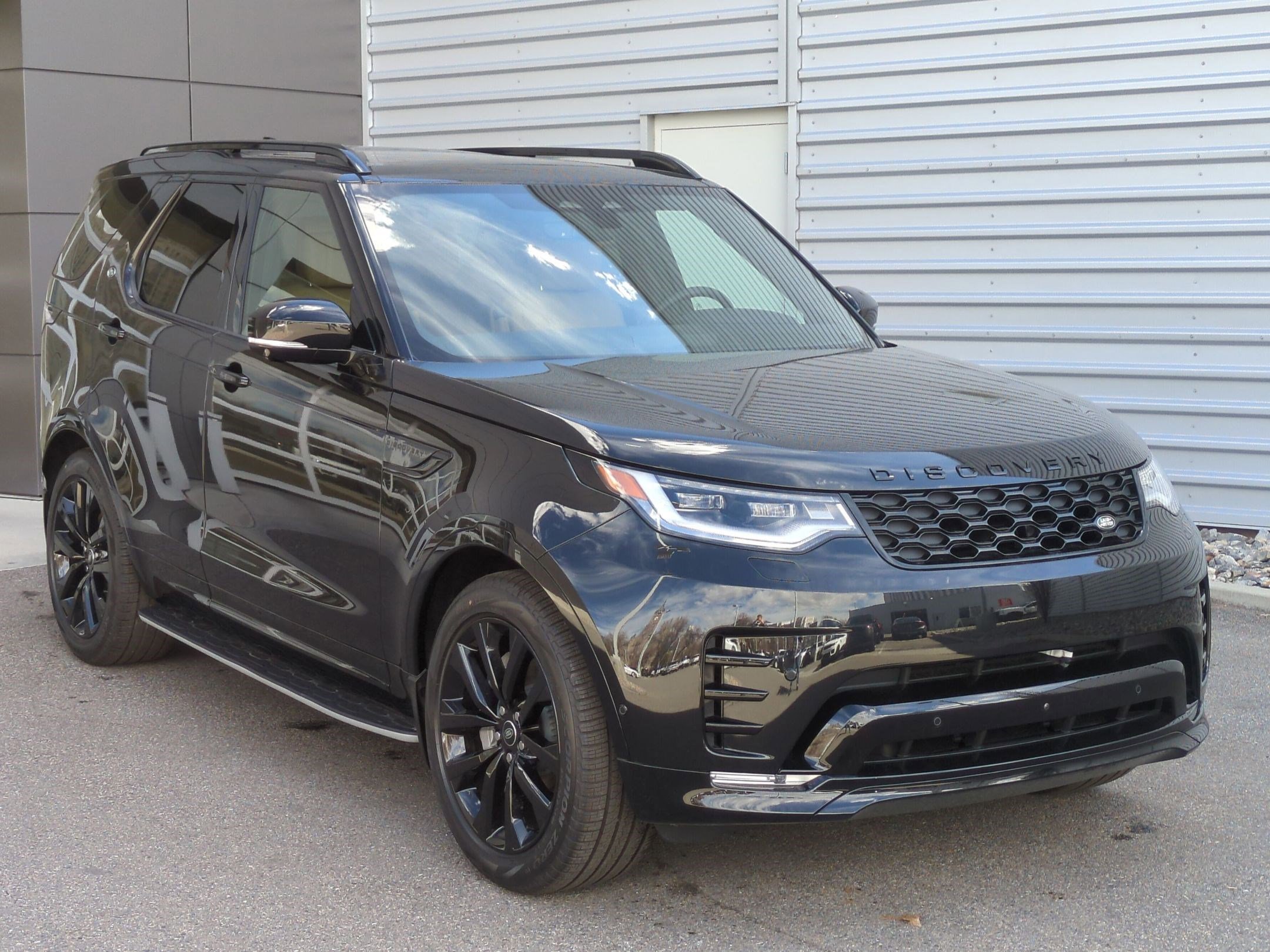 New 2026 Land Rover Discovery Dynamic SE image 3