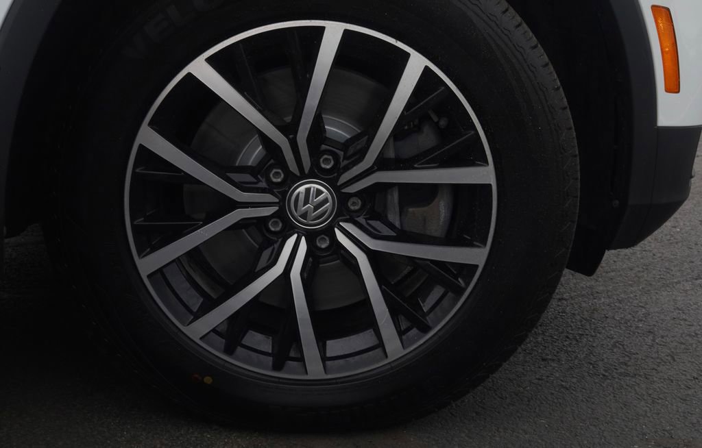 Used 2021 Volkswagen Tiguan SE w/ Panoramic Sunroof Package image 19