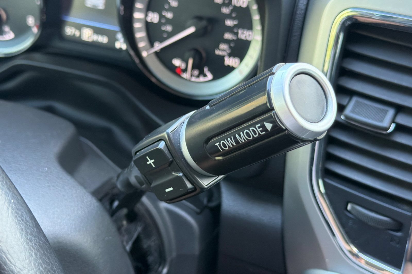 Used 2019 Nissan Titan SV w/ SV Convenience Package AWD/4WD image 18