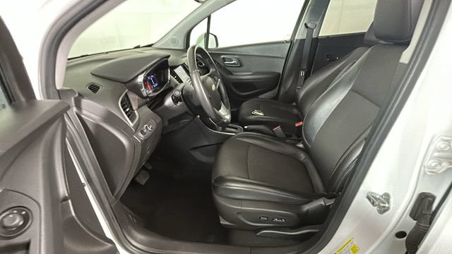 Used 2020 Chevrolet Trax LT w/ LT Convenience Package FWD image 11