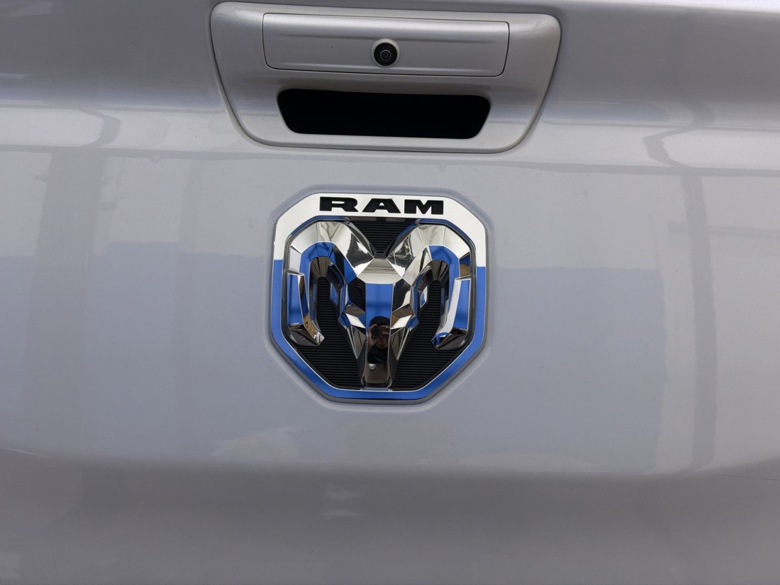 Used 2019 RAM 1500 Laramie AWD/4WD image 18