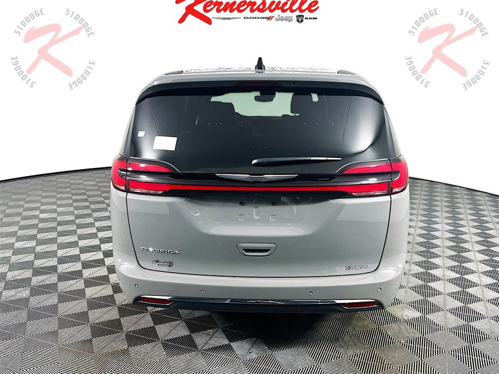 New 2025 Chrysler Pacifica Select w/ Uconnect Theater Family Group image 6