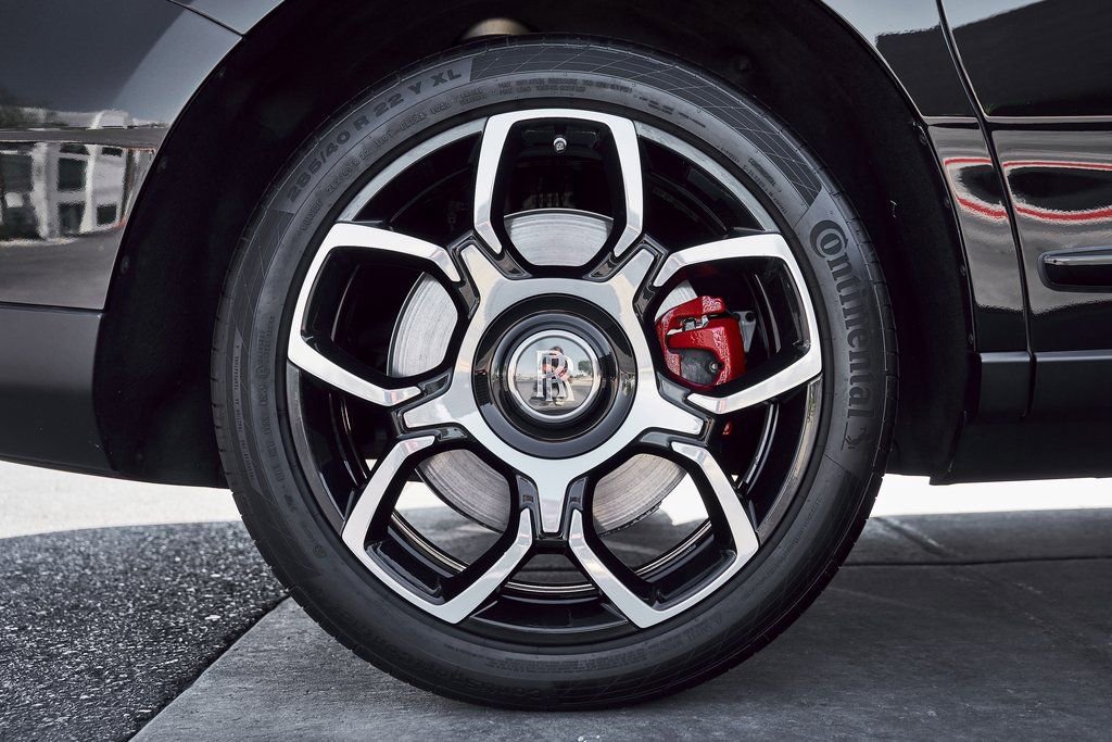 Used 2022 Rolls-Royce Cullinan Black Badge w/ Dark Exterior Package image 21