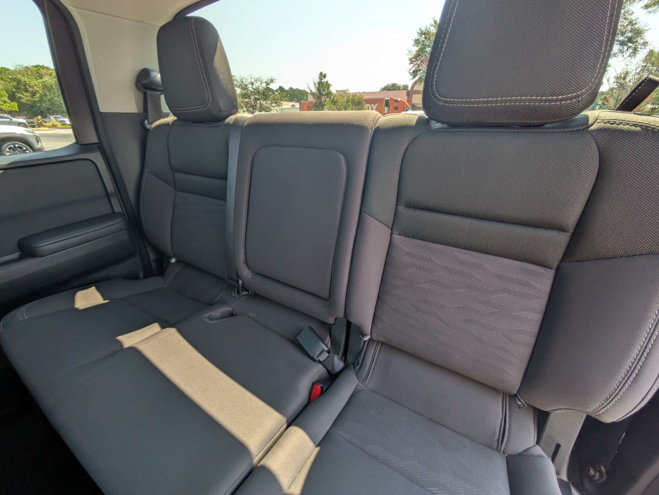 Used 2024 Nissan Frontier SV RWD image 6