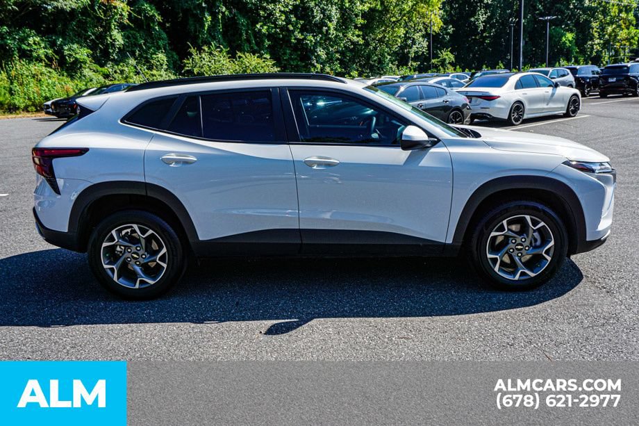 Used 2025 Chevrolet Trax LT FWD image 8