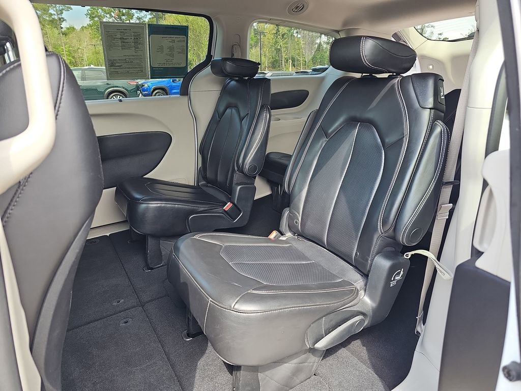 Used 2023 Chrysler Pacifica Touring-L image 19