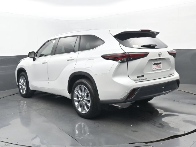 Used 2026 Toyota Highlander Limited AWD/4WD image 3