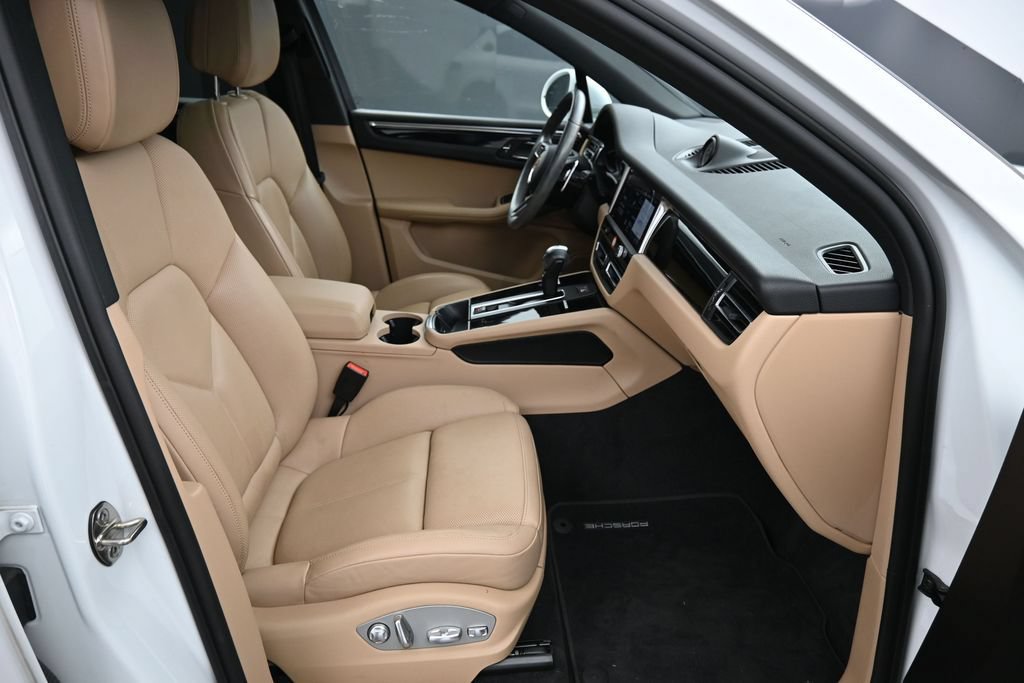 Certified 2023 Porsche Macan AWD/4WD image 25