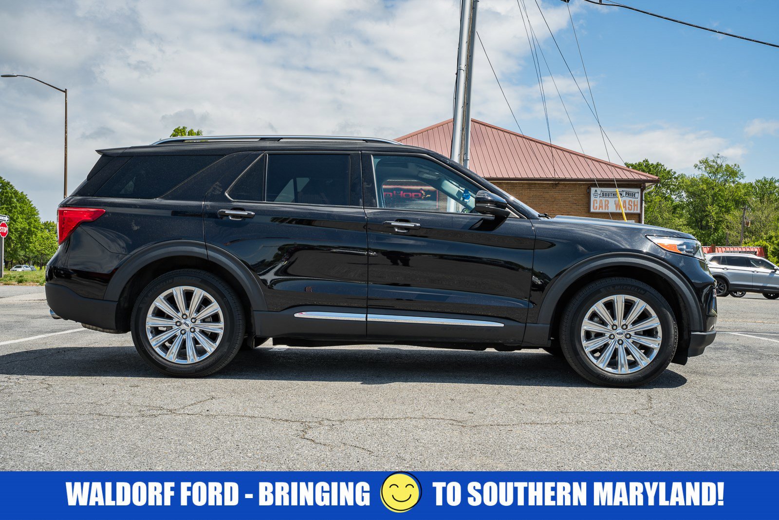 Used 2023 Ford Explorer Limited w/ Limited Technology Package AWD/4WD image 3