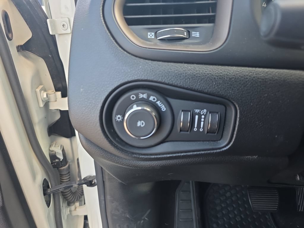 Used 2023 Jeep Renegade Latitude AWD/4WD image 24