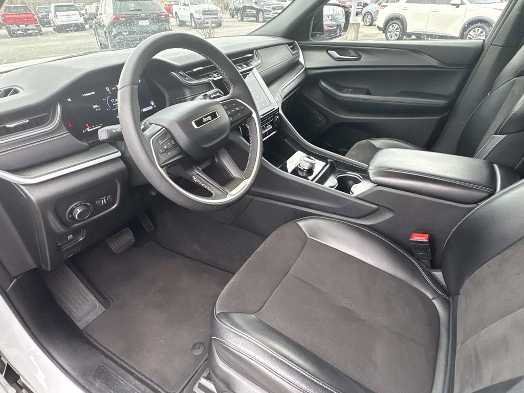 Used 2024 Jeep Grand Cherokee L Altitude image 25