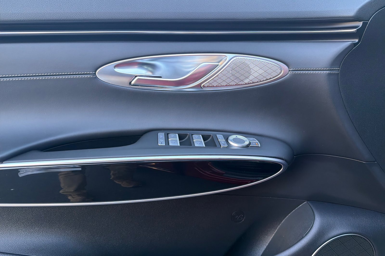 Used 2025 Genesis GV70 2.5T image 12