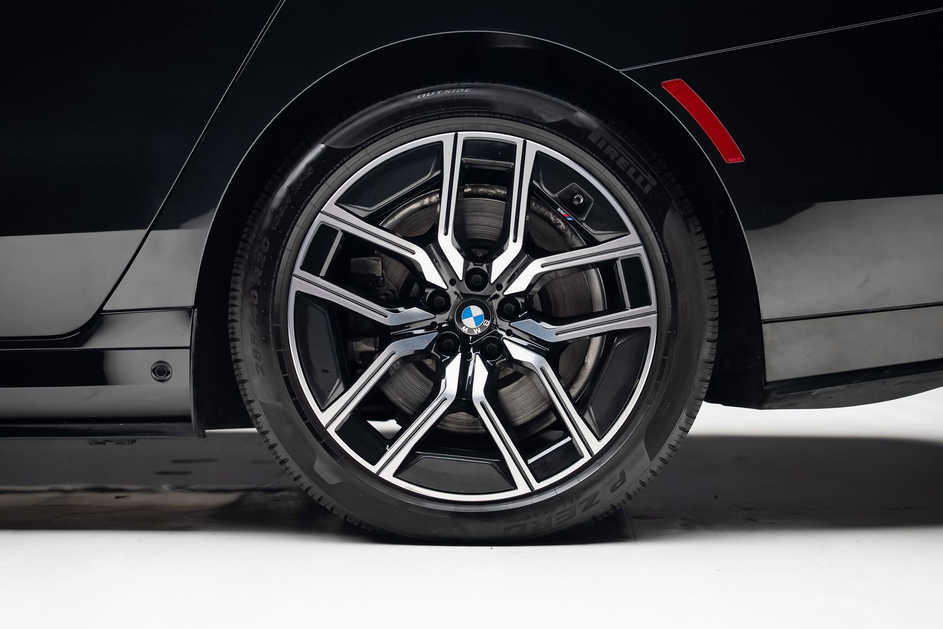 Used 2023 BMW i7 xDrive60 w/ Executive Package 2 AWD/4WD image 23