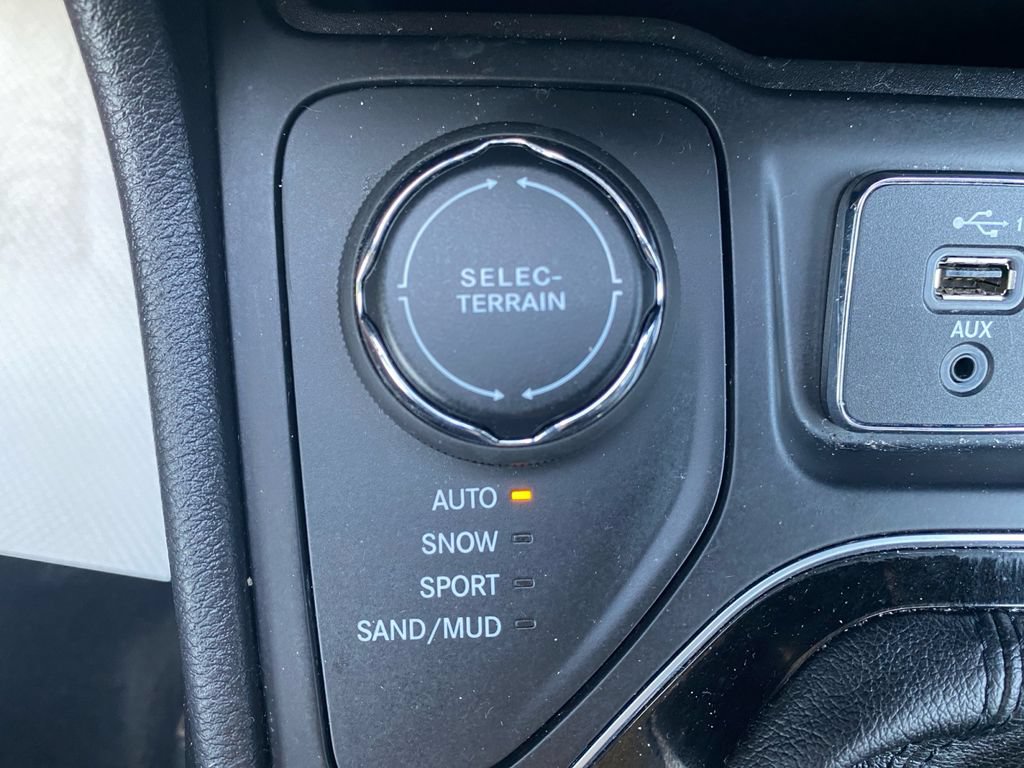 Certified 2019 Jeep Cherokee Latitude Plus AWD/4WD image 42