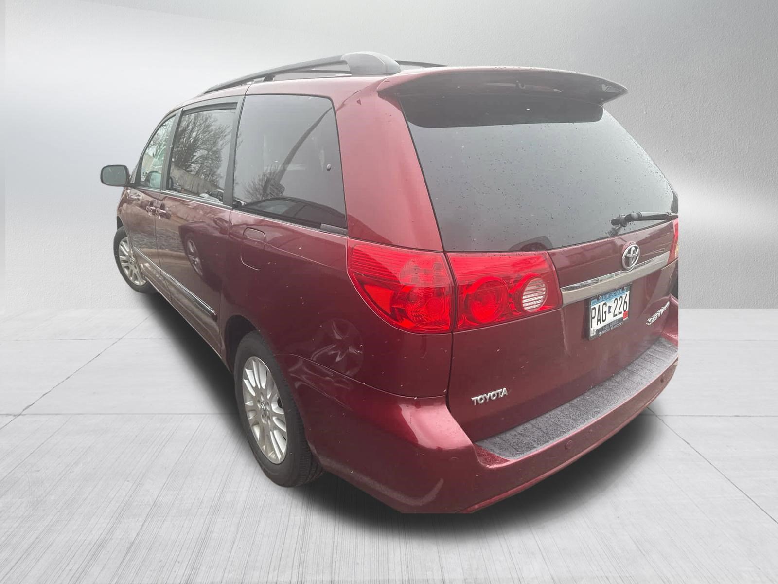 Used 2010 Toyota Sienna XLE Limited FWD image 4