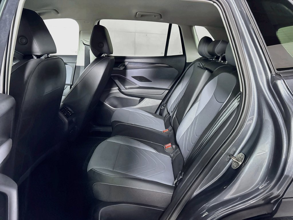 Used 2025 Volkswagen Tiguan SE AWD/4WD image 19