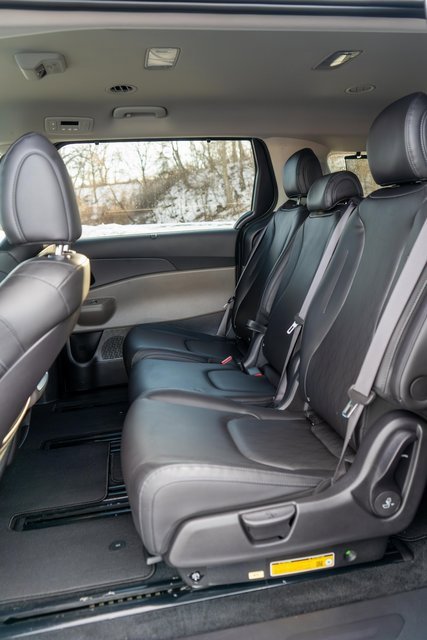 Used 2025 Kia Carnival EX image 17