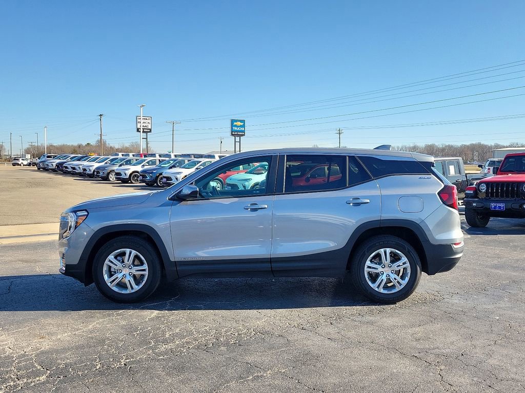 Used 2024 GMC Terrain SLE image 3