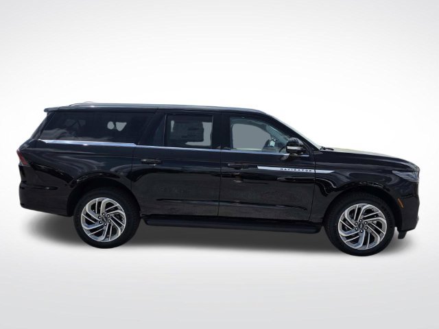 New 2026 Lincoln Navigator L Premier AWD/4WD image 2