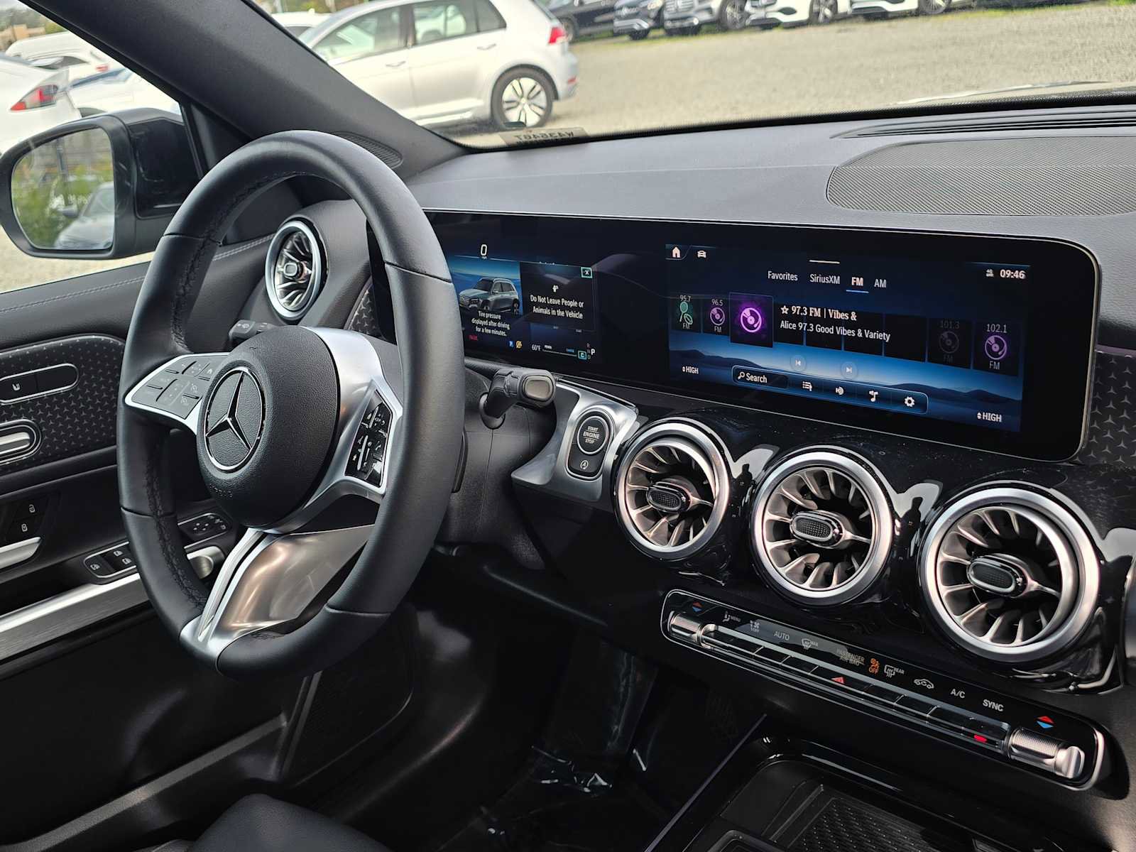 Used 2025 Mercedes-Benz GLB 250 4MATIC image 10