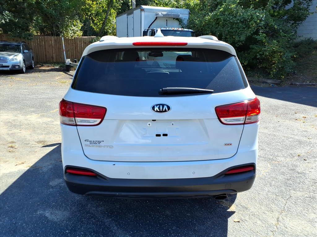 Used 2017 Kia Sorento LX w/ LX Convenience Package image 4