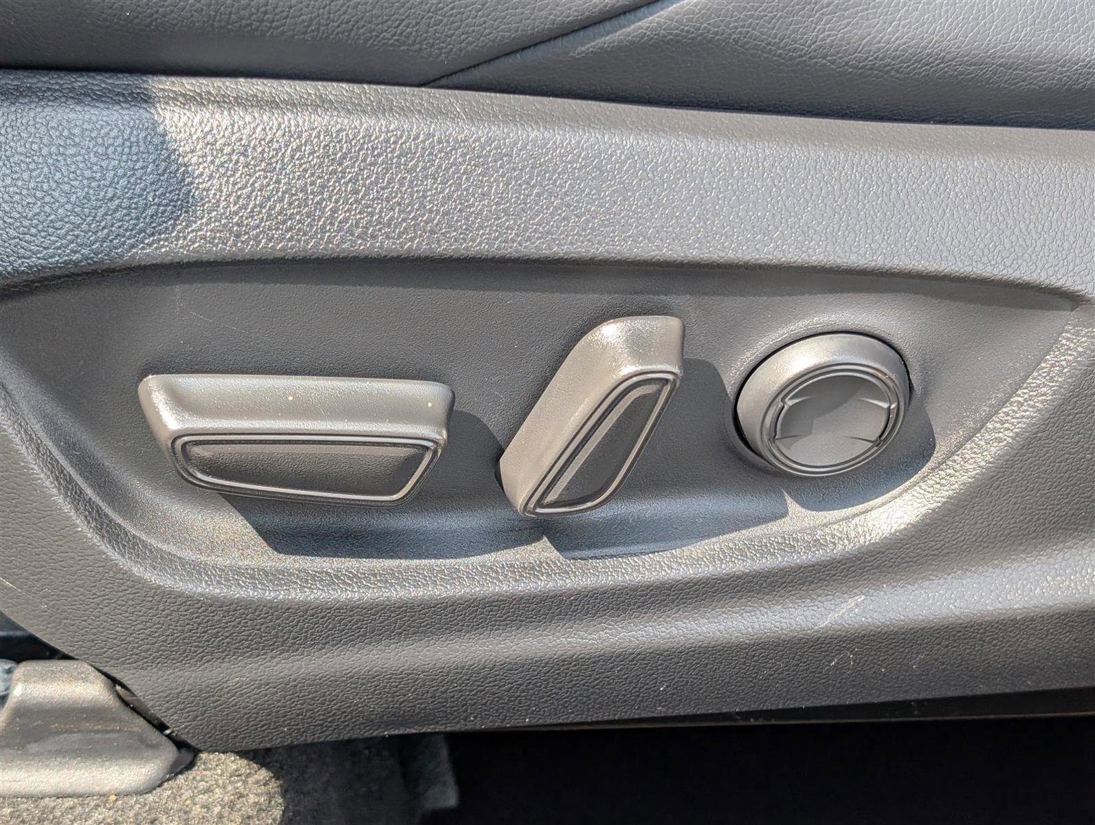 Used 2024 Toyota Corolla Cross XSE w/ Convenience Package image 22