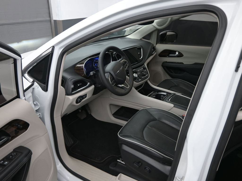 Used 2023 Chrysler Pacifica Limited AWD/4WD image 9