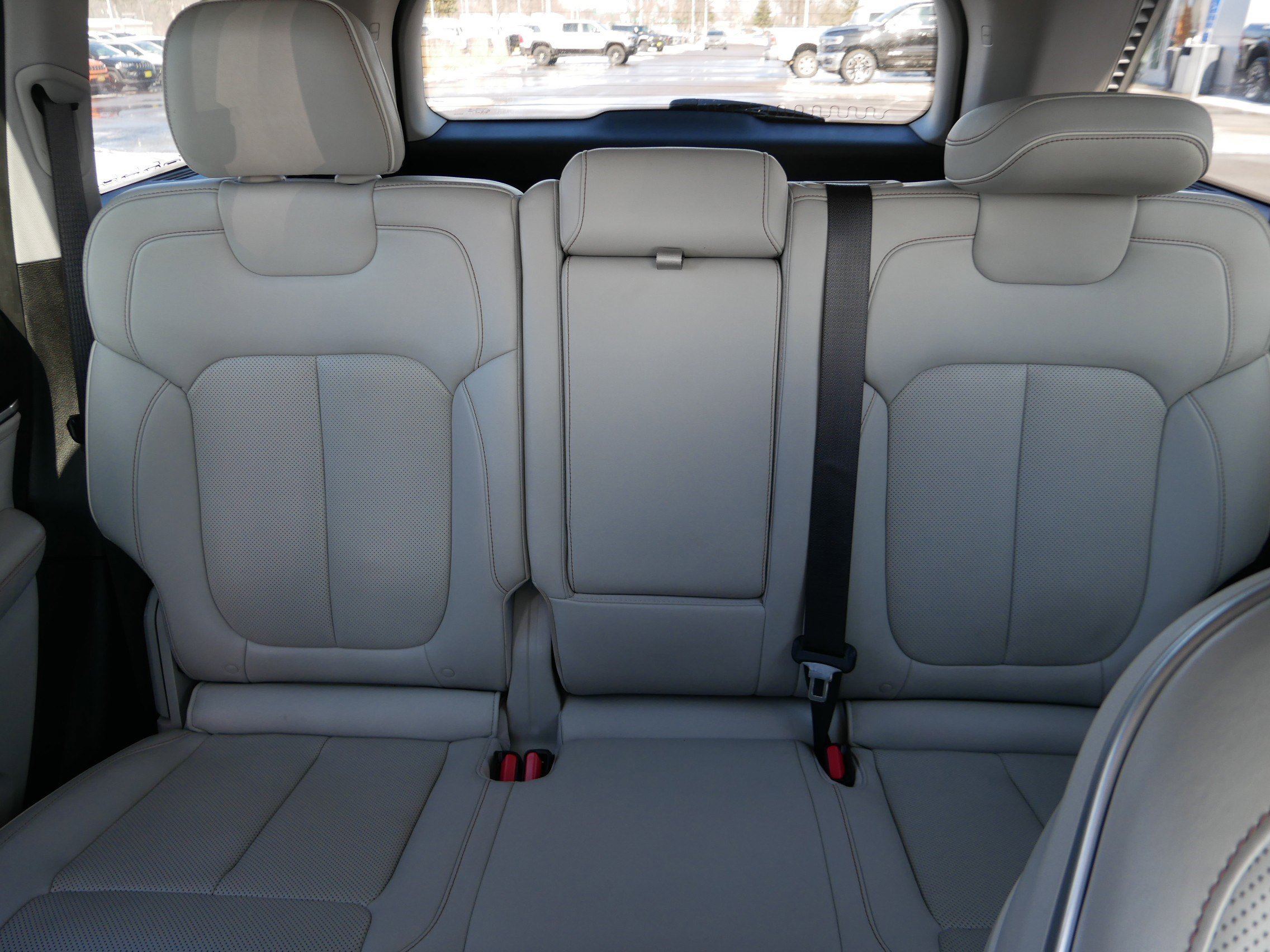 Used 2022 Jeep Grand Cherokee Overland w/ Luxury Tech Group IV AWD/4WD image 13