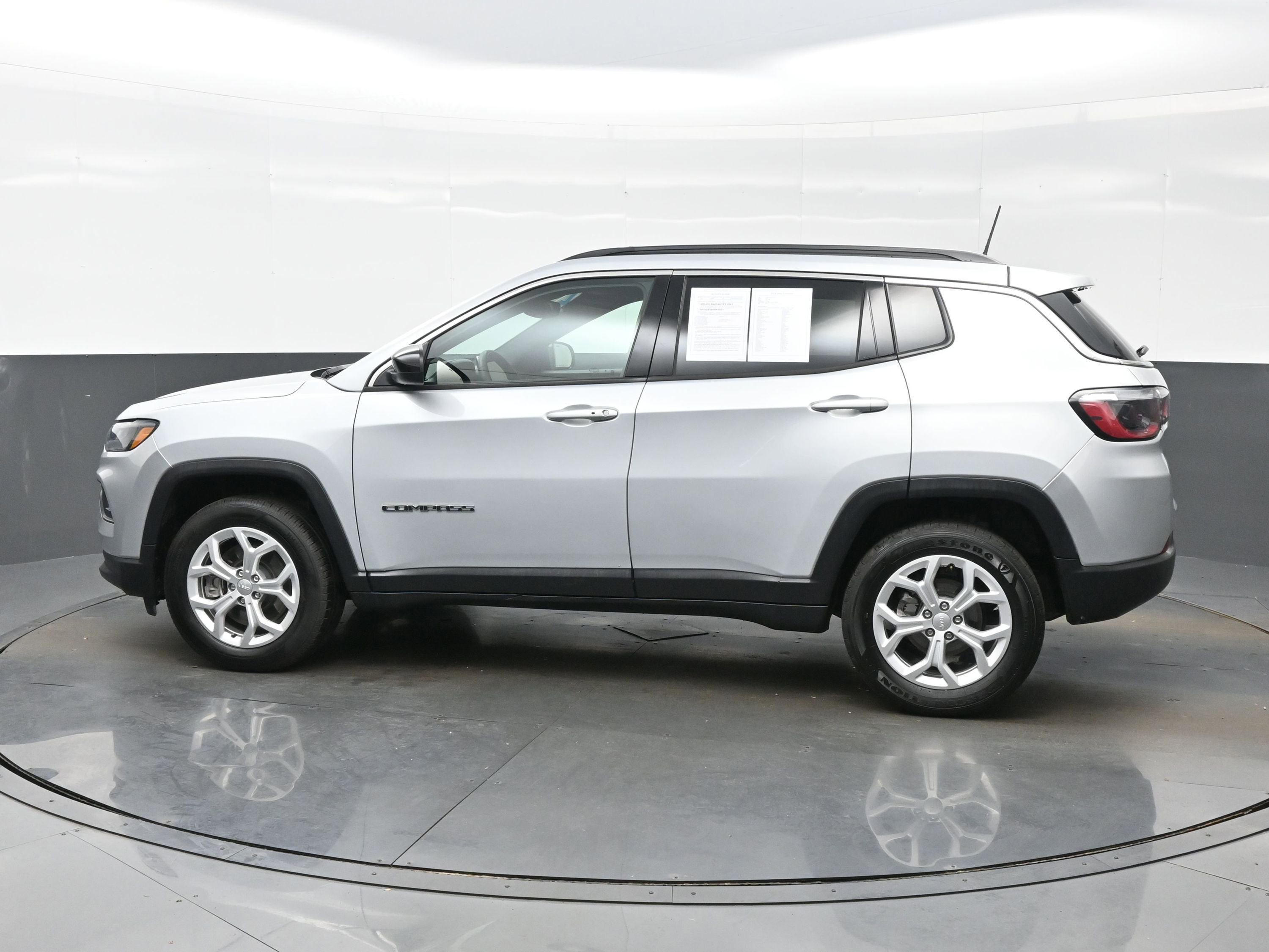 Used 2024 Jeep Compass Latitude AWD/4WD image 3