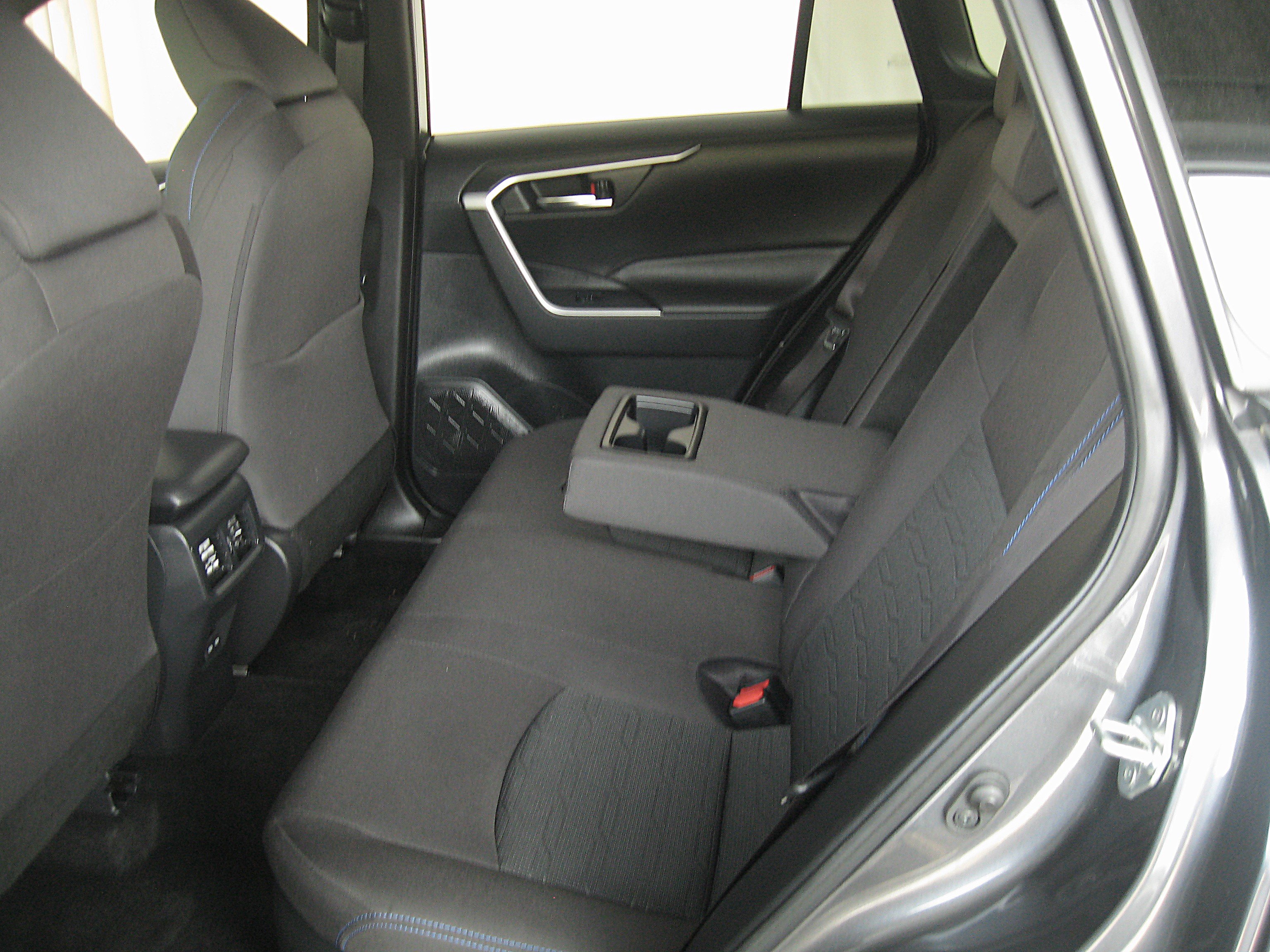 Used 2023 Toyota RAV4 SE w/ Convenience Package image 9