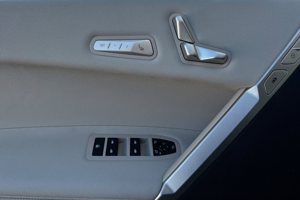 Used 2023 BMW iX xDrive50 image 10