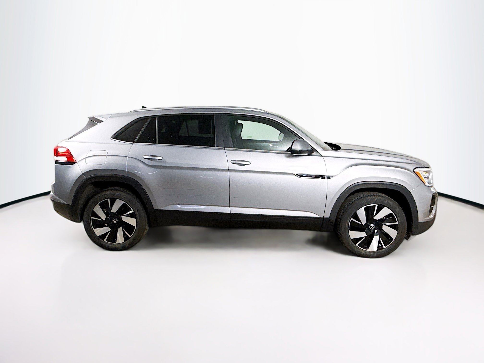 Used 2024 Volkswagen Atlas Cross Sport SE image 2