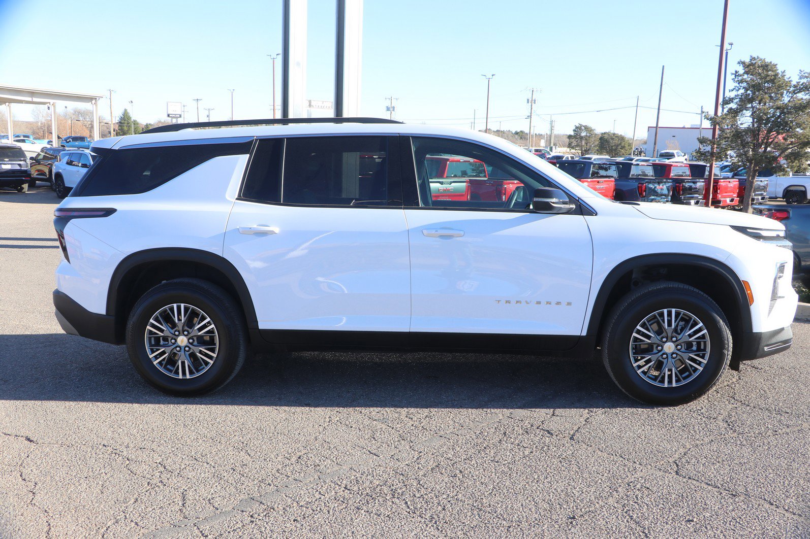 Used 2025 Chevrolet Traverse LT image 8