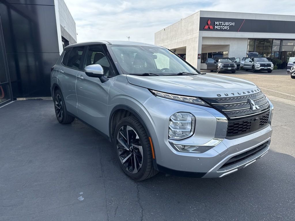 Used 2022 Mitsubishi Outlander SE image 4