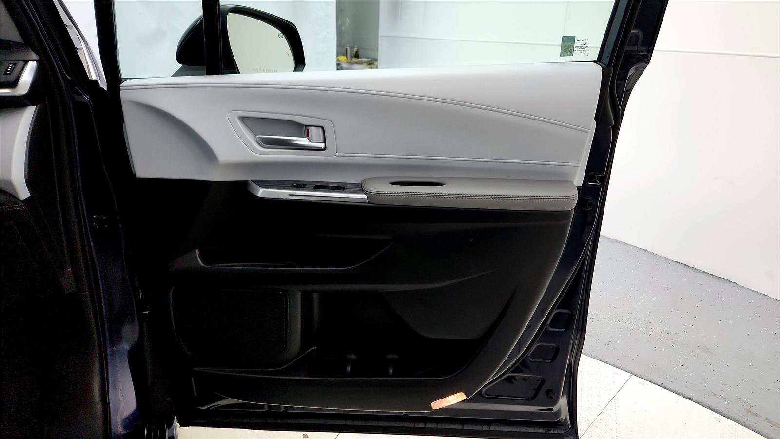 Used 2025 Toyota Sienna XLE image 19