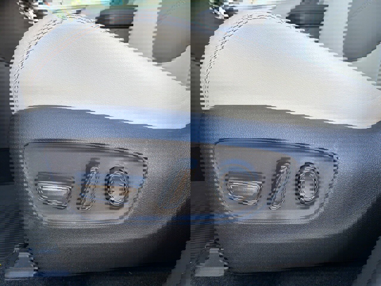 Used 2025 Toyota RAV4 XLE Premium image 10