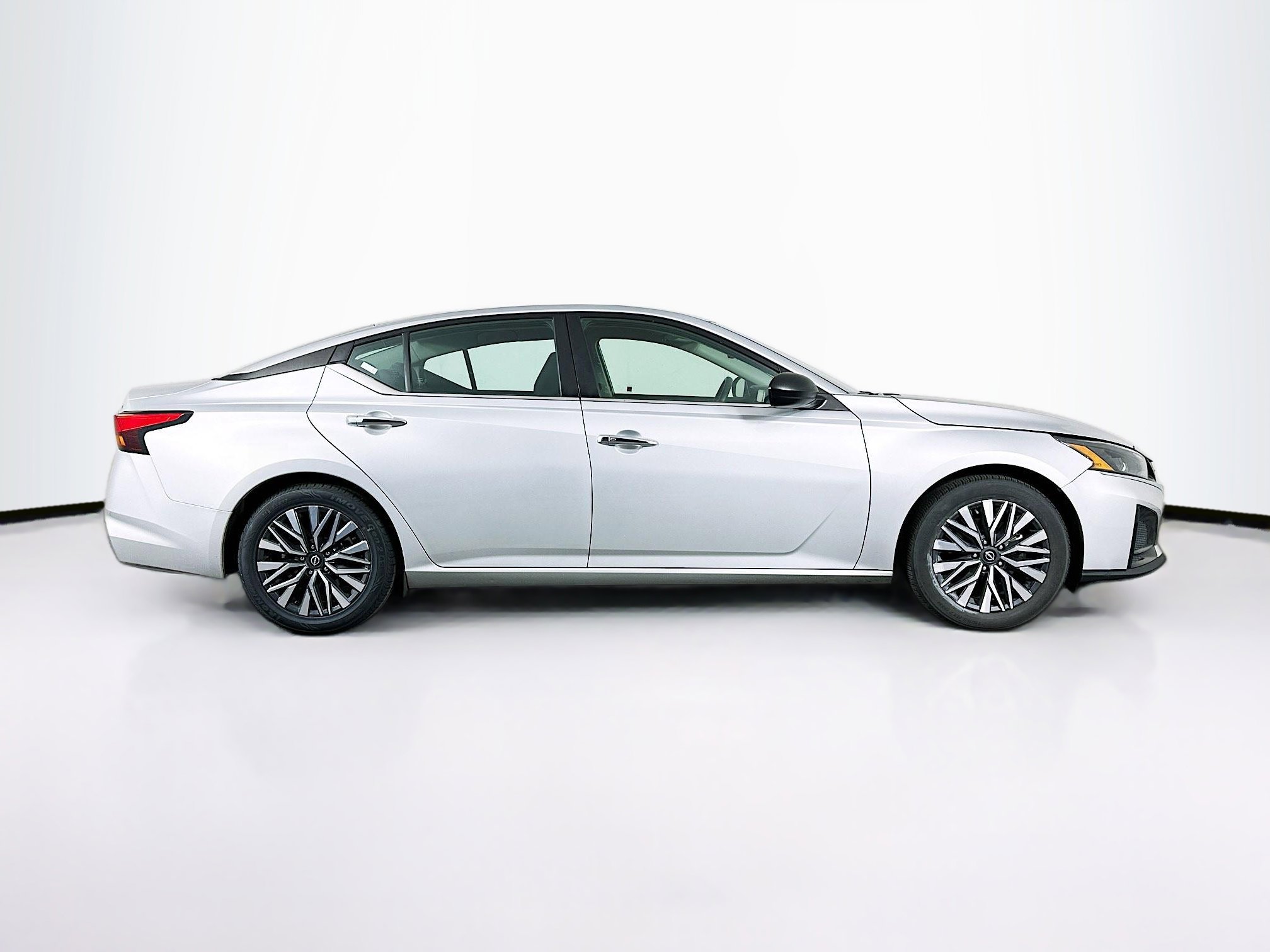 Used 2024 Nissan Altima 2.5 SV image 10