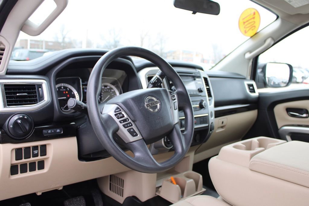 Used 2017 Nissan Titan SV image 17