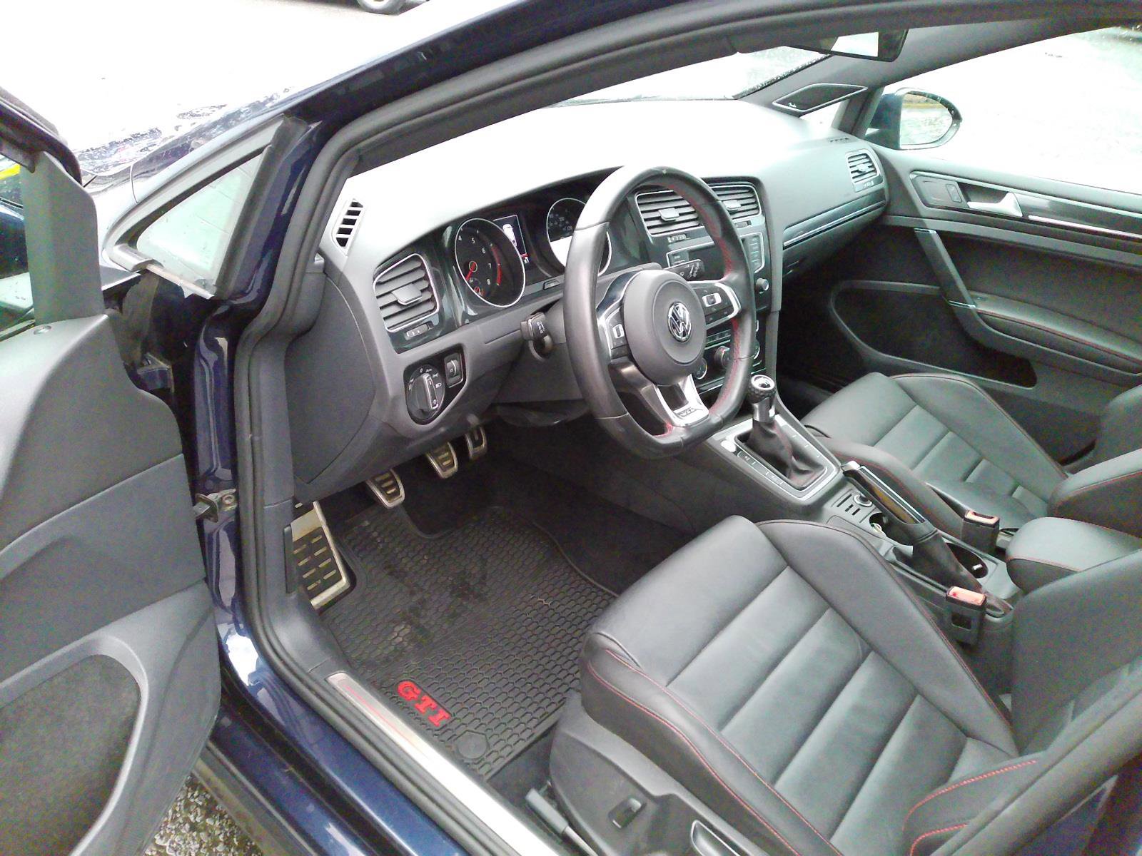 Used 2017 Volkswagen GTI SE image 3