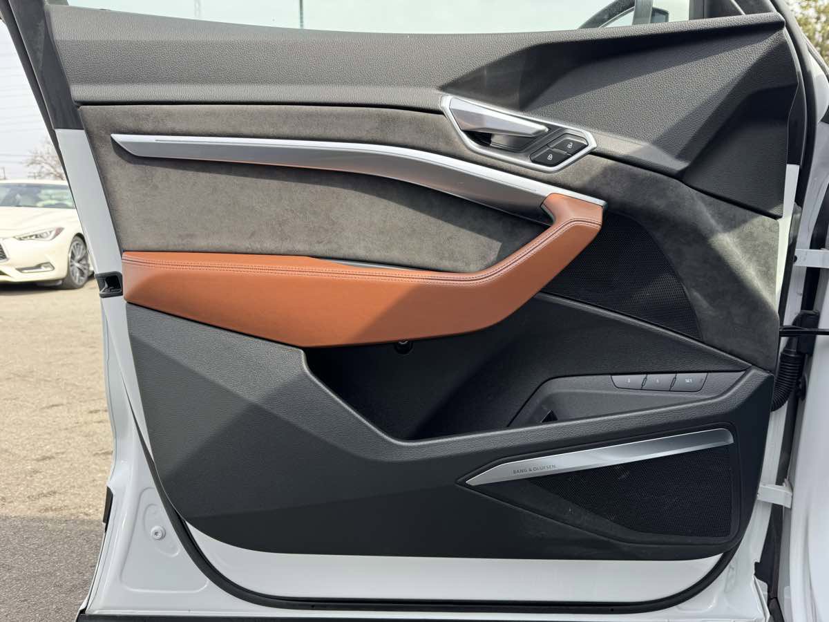 Used 2019 Audi e-tron Prestige w/ Prestige Package image 25