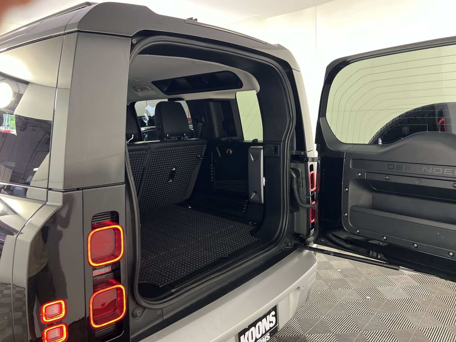 Used 2020 Land Rover Defender 110 HSE AWD/4WD image 27