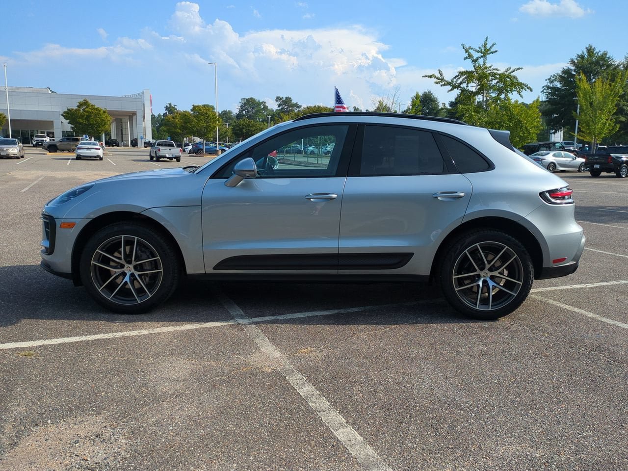 Used 2025 Porsche Macan AWD/4WD image 7