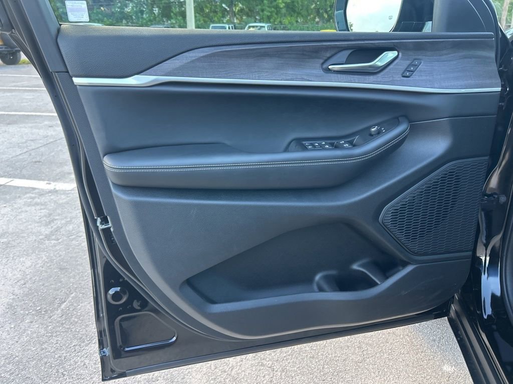 New 2025 Jeep Grand Cherokee L Limited image 35