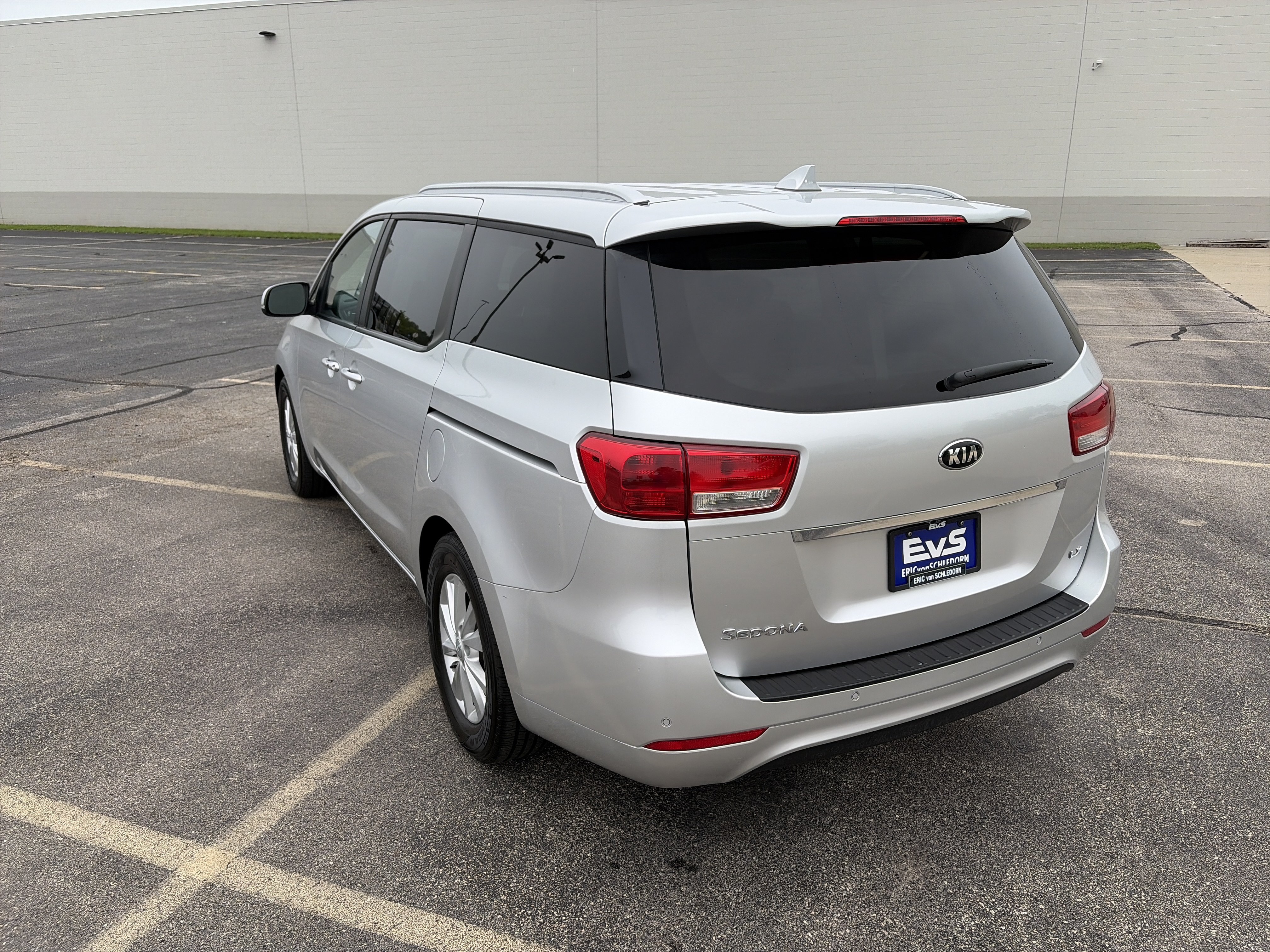 Used 2017 Kia Sedona LX w/ LX Essentials Premium Package FWD image 4