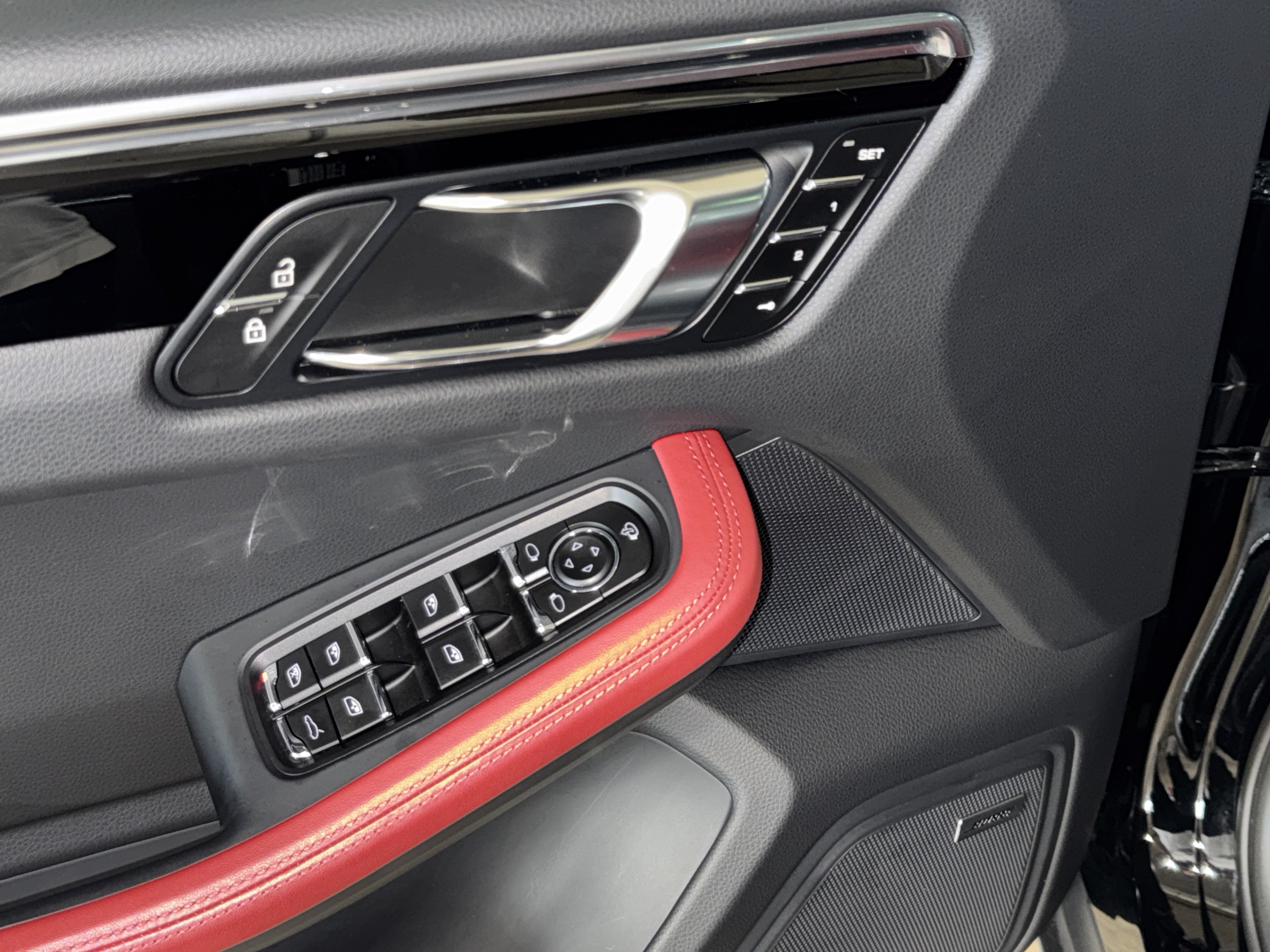 Used 2025 Porsche Macan AWD/4WD image 18