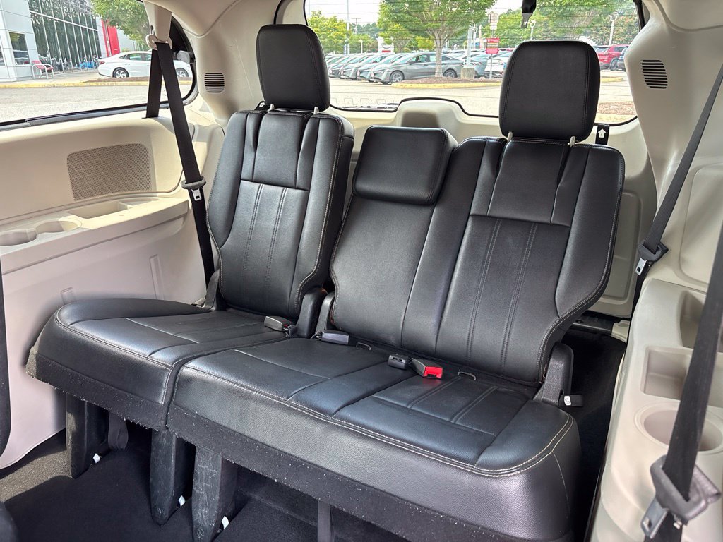 Used 2014 Chrysler Town & Country Touring FWD image 8