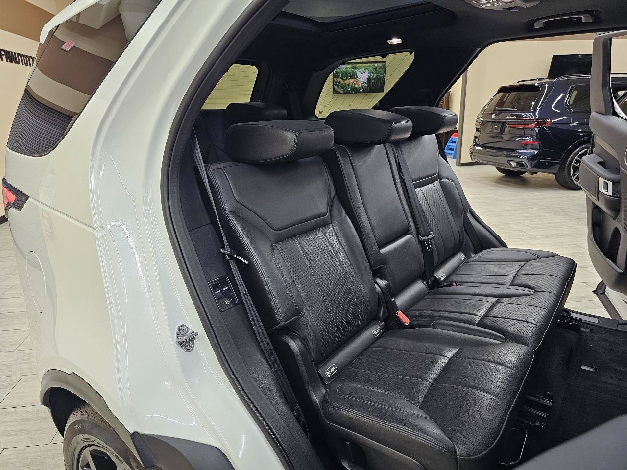 Used 2018 Land Rover Discovery HSE AWD/4WD image 24