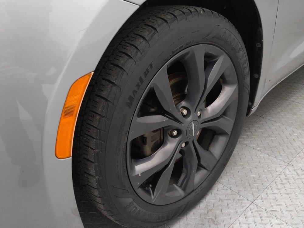Used 2018 Chrysler Pacifica Touring Plus w/ S Appearance Package FWD image 31